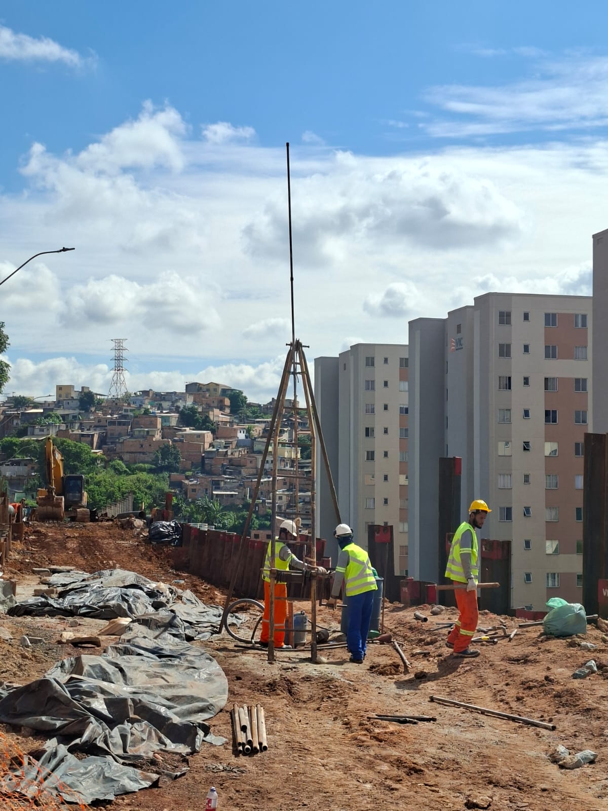 Sondagem em obra de contenção