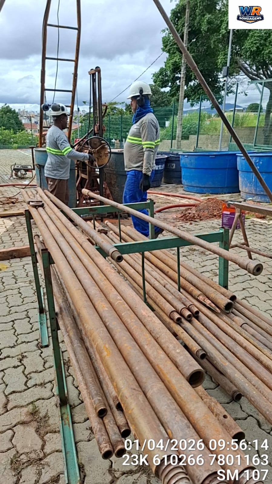 Equipe operando sonda rotativa